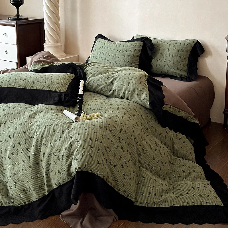 Florales Bettwäscheset aus feinem Baumwoll-Jacquard mit kontrastvolant und weicher Steppdecke