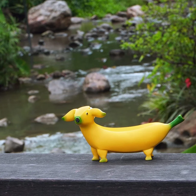 Watch your neighbors' jaws drop when they see your very own banana dog