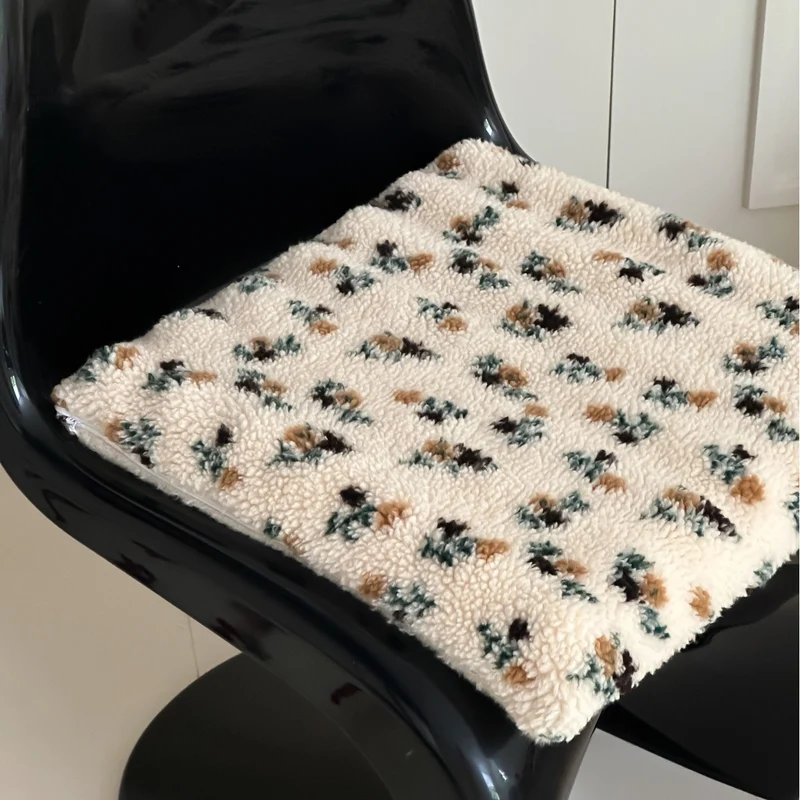 Oversize Sherpa-Clutch mit floraler Bouclé-Optik