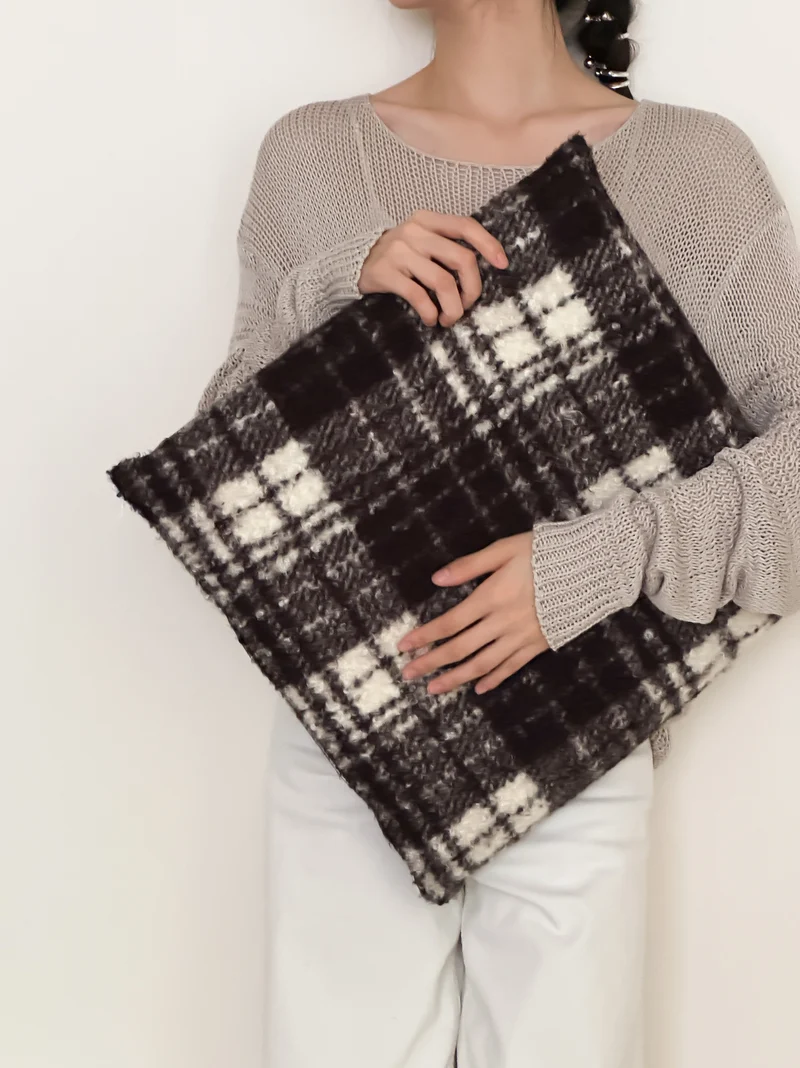 Oversize Sherpa-Clutch mit floraler Bouclé-Optik