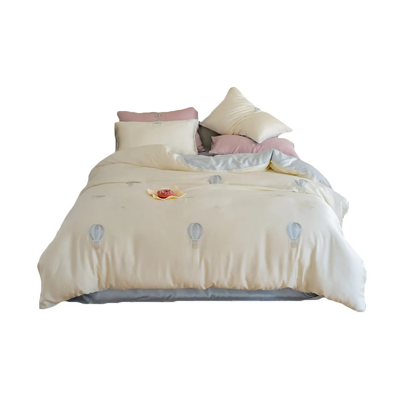Luxuriöses Satin-Bettwäsche-Set mit gestickten Kirschmotiven, Wendefunktion und Plüsch-Hasenkissen