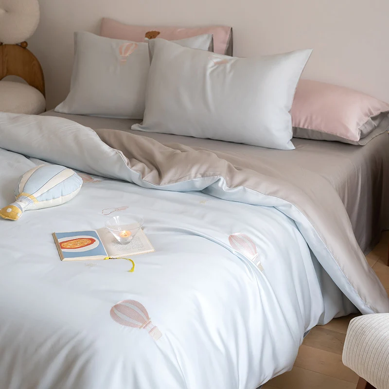 Luxuriöses Satin-Bettwäsche-Set mit gestickten Kirschmotiven, Wendefunktion und Plüsch-Hasenkissen