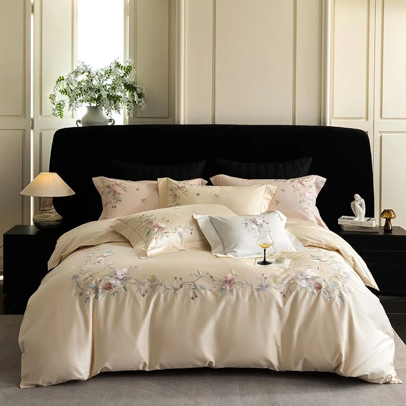 Luxuriöses besticktes Satin-Bettwäsche-Set mit floralem Eckmotiv und Kontrastpaspel