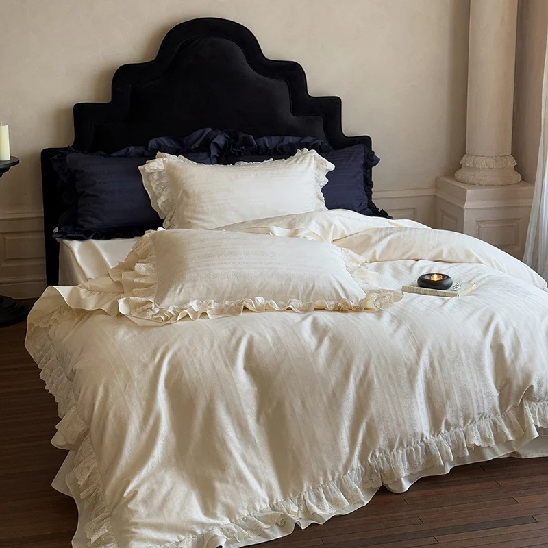Elegantes Bettwäscheset mit Rüschenvolant, feiner Jacquardstruktur und Spitzenbesatz