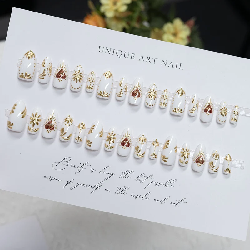 Herz-verzierte Press-On-Nagelset