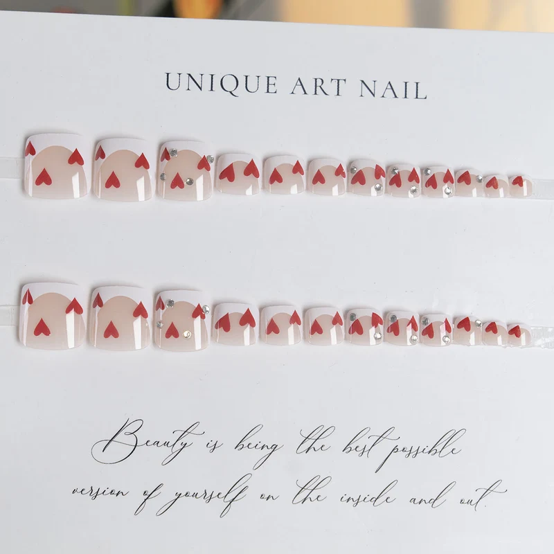 Herz-verziertes Press-On Nagelkunst