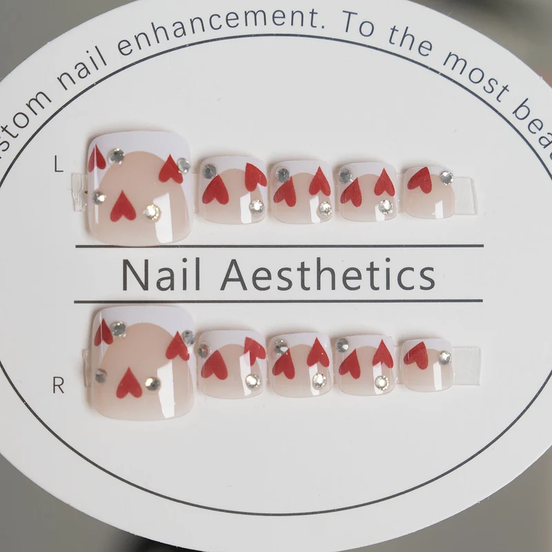 Herz-verziertes Press-On Nagelkunst