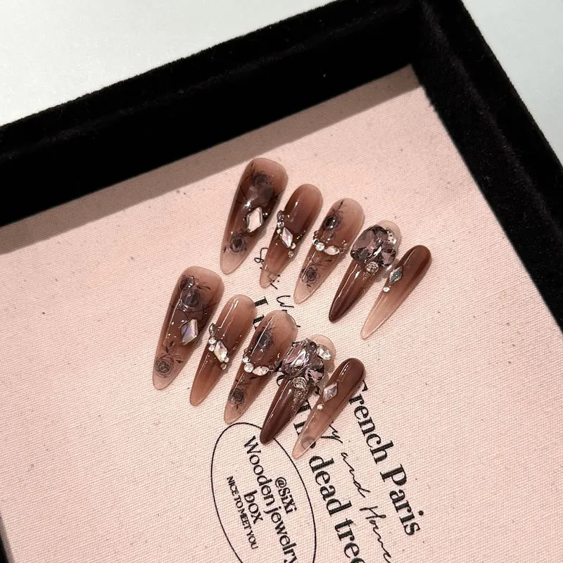 Künstlerisches Press-On Nagelset mit floralen Akzenten