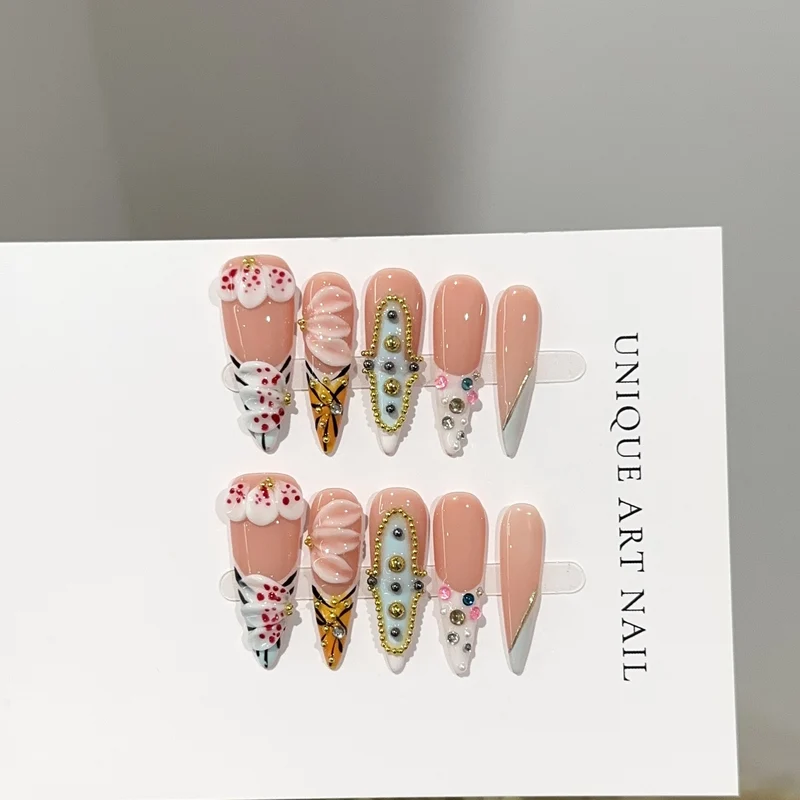 Künstlerische Press-On Nageldesigns