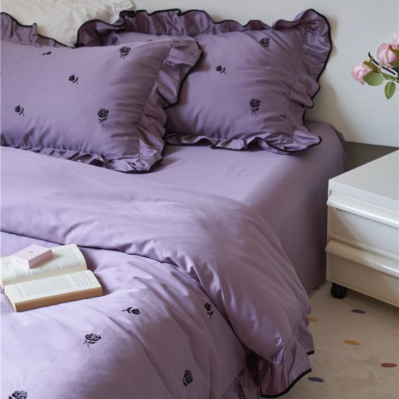 Bettgarnitur mit bestickten Rosen, Volant-Details und extra weichem Baumwollsatin