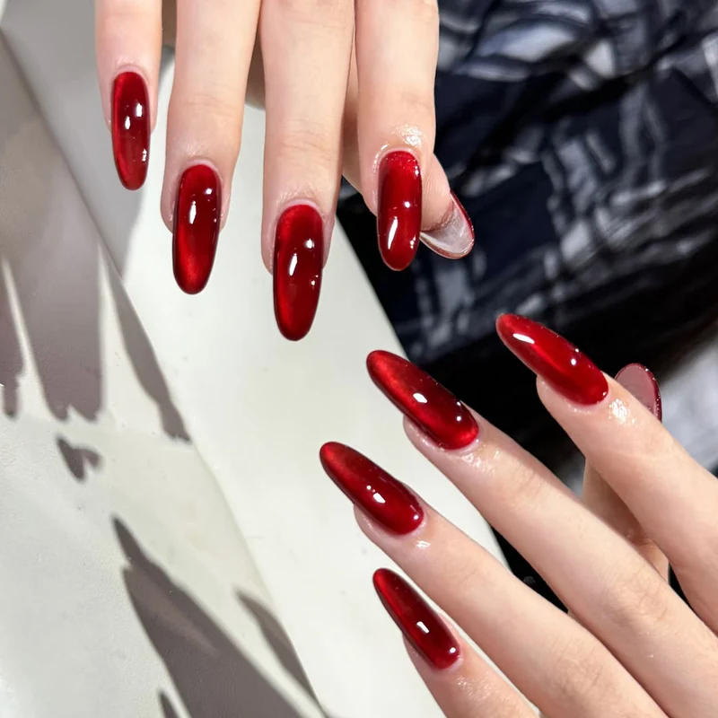 Glänzende Stiletto-Gel-Nagelerweiterungen