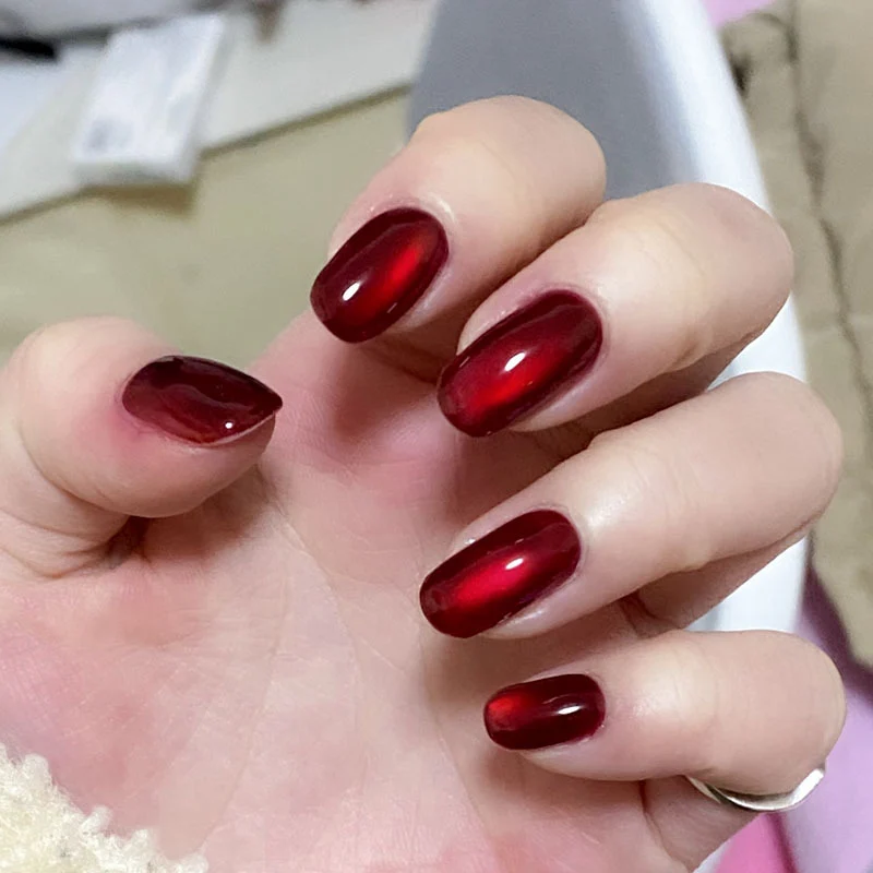 Glänzendes Press-On-Nagelset mit einzigartiger Form