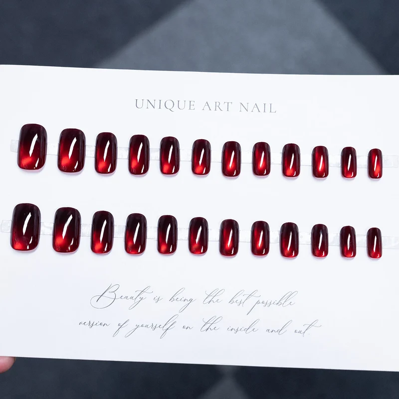 Glänzendes Press-On-Nagelset mit einzigartiger Form