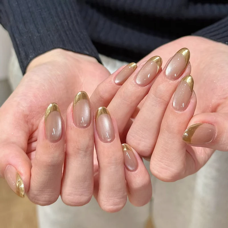 Glänzende French Tip Press-On Nägel mit metallischen Akzenten