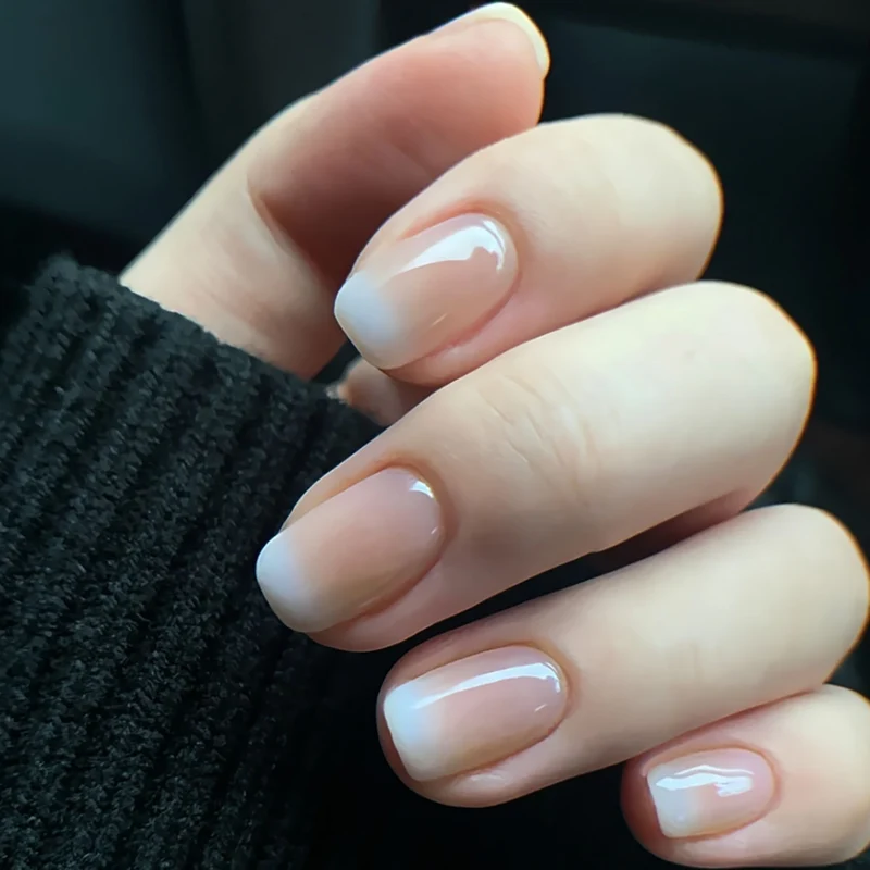 Glänzende französische Tipp-Nagelerweiterungen