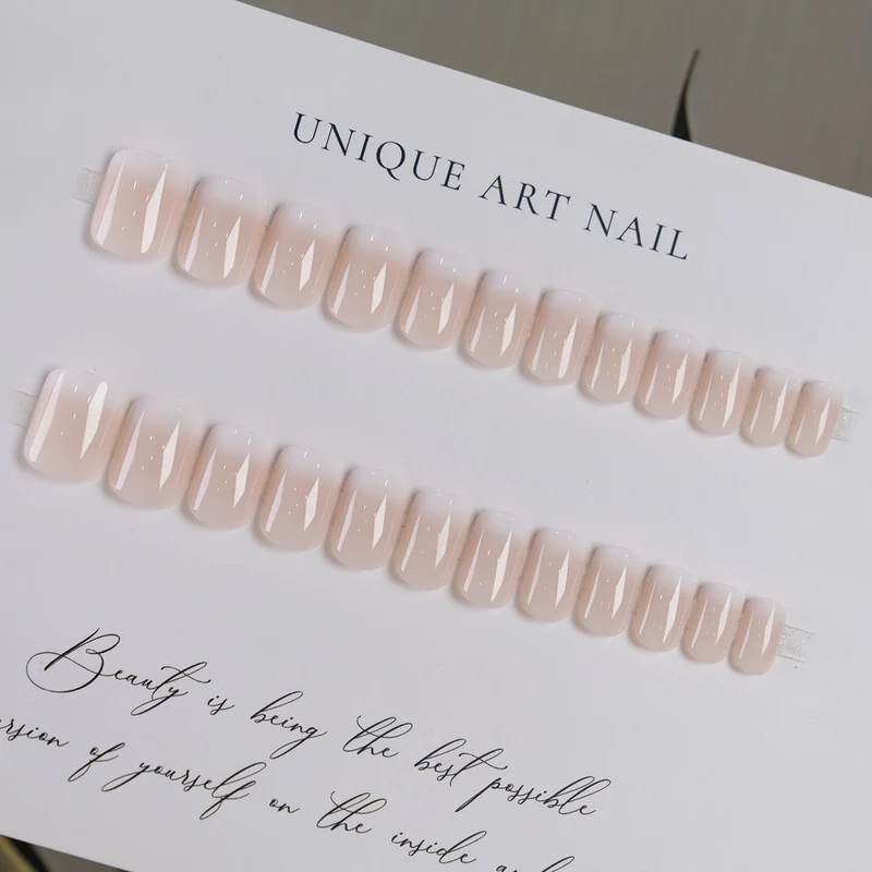 Glänzende Französische Spitze Nagelkunst