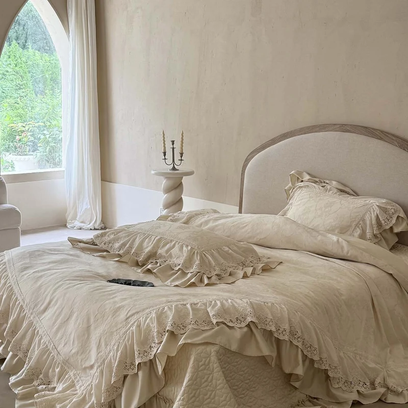 Luxuriöses Satin-Bettwäsche-Set mit Spitzenrüschen und Jacquardstruktur
