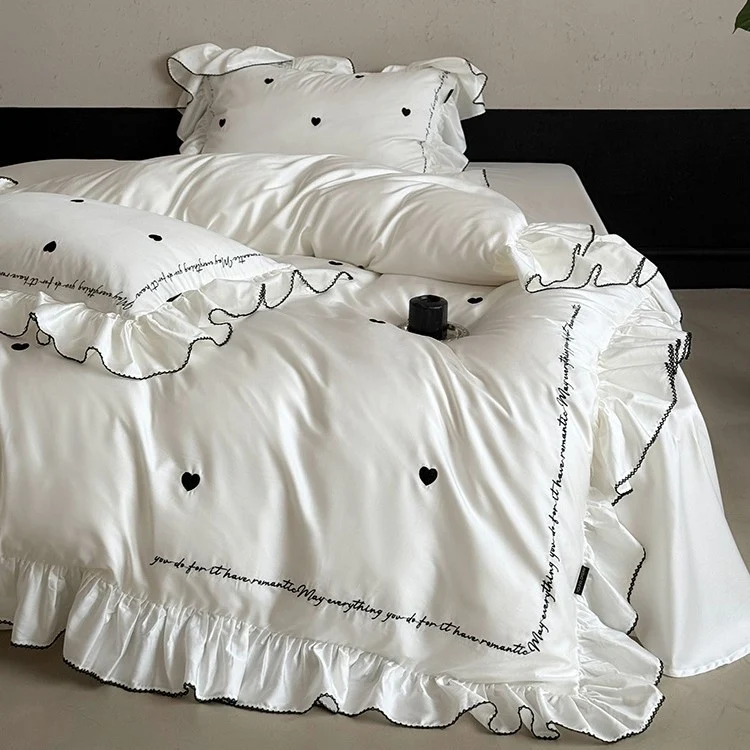Luxuriöses Baumwollsatin-Bettwäsche-Set mit Rüschenvolant, gestickten Herzmotiven und kalligrafischem Schriftzug