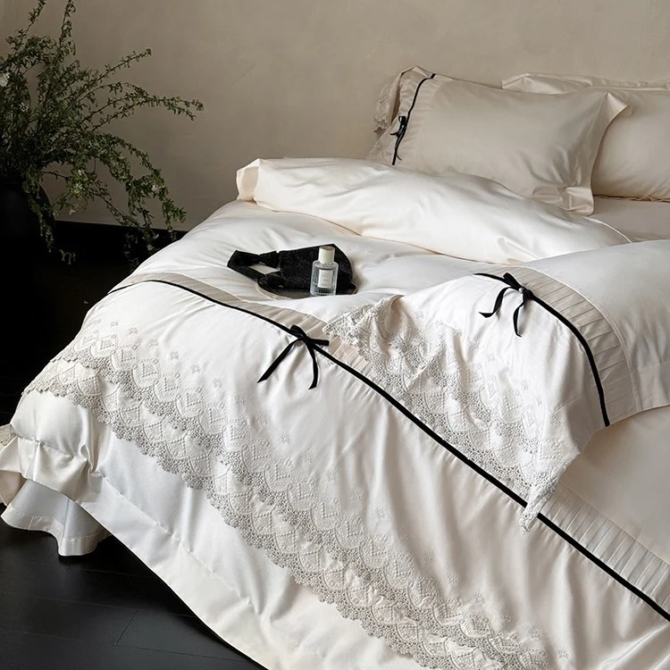 Feines Baumwollsatin-Bettwäsche-Set mit Spitzenvolant, kontrastierenden Zierbändern und Hotelverschluss