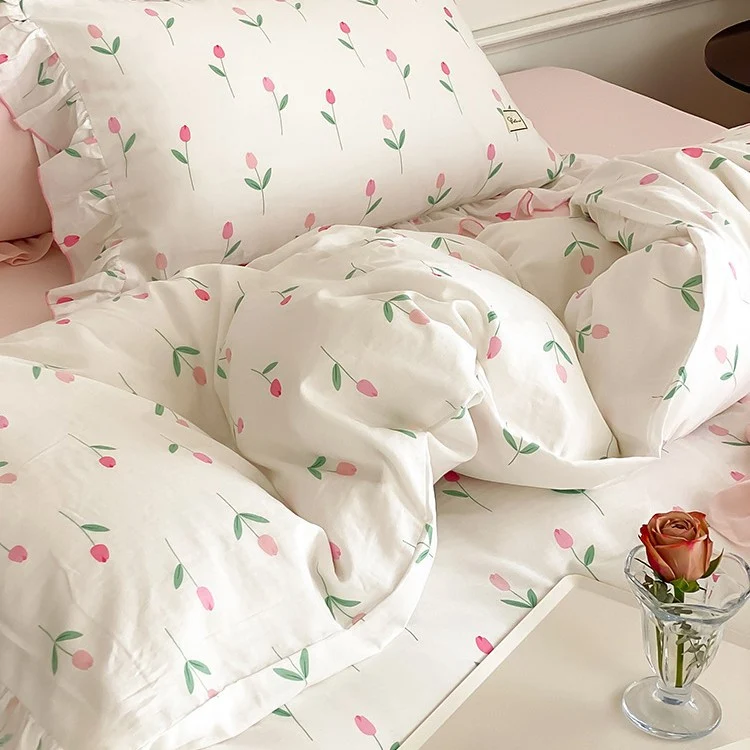 Baumwoll-Bettwäscheset mit zartem Blumenmuster und dekorativem Volant