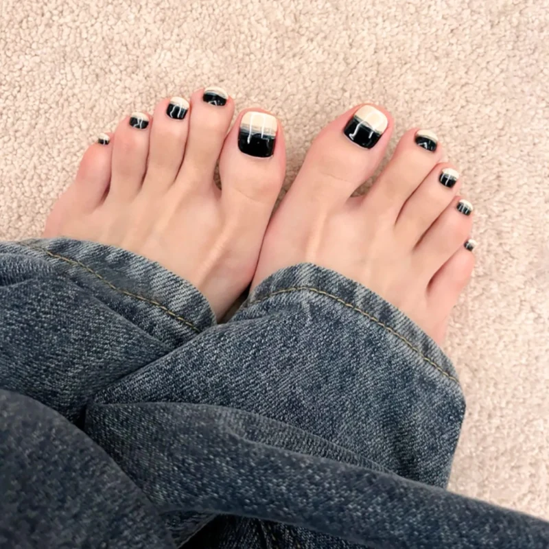 Glitzernde French Tip Zehennagelkunst