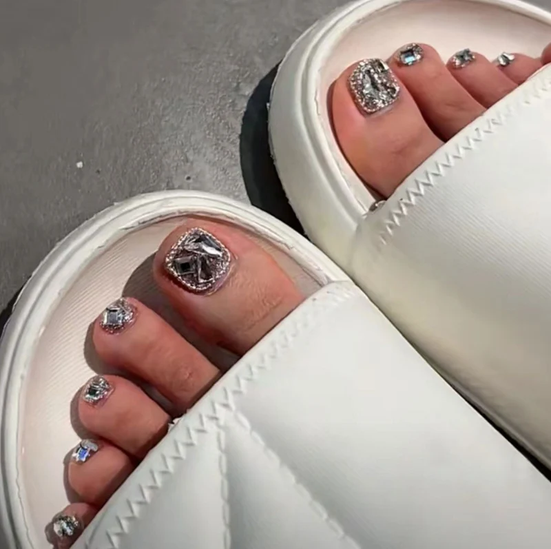 Glitzernde French Tip Zehennagelkunst