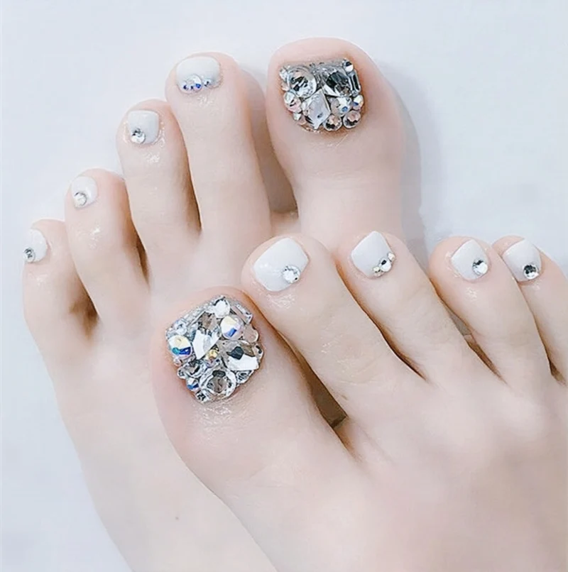 Glitzernde French Tip Zehennagelkunst