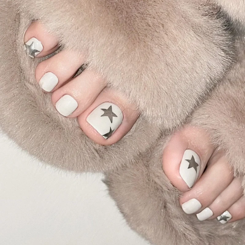 Glitzernde French Tip Zehennagelkunst