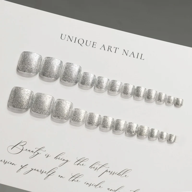 Glitzernde dekorative Fußnagelkunst