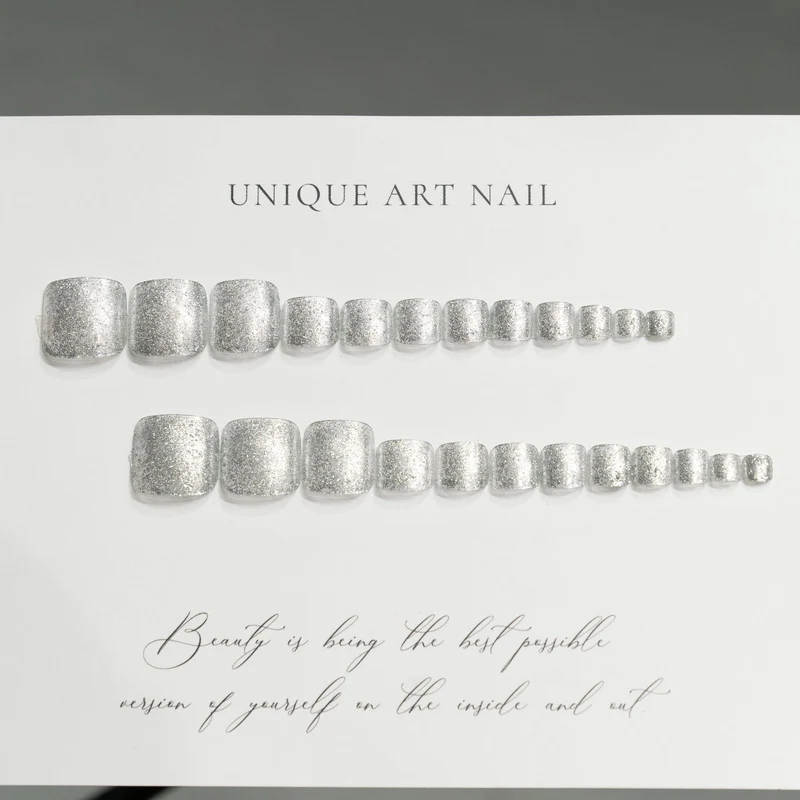 Glitzernde dekorative Fußnagelkunst