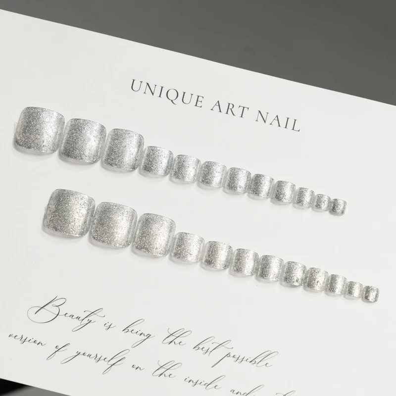 Glitzernde dekorative Fußnagelkunst