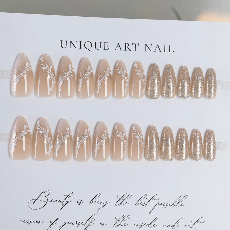 Glamouröse mit Kristallen verzierte Nagelkunst