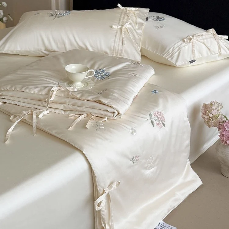 Besticktes Satin-Bettüberwurf-Set mit Bindebändern und seidig-glänzender Oberfläche