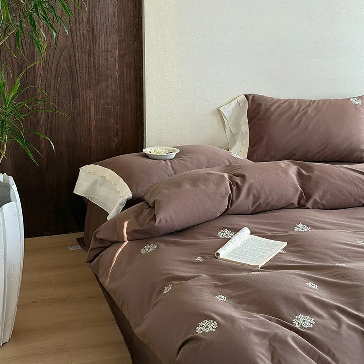 Besticktes Bettwäscheset aus Baumwollsatin mit dezenten Streublüten-Stickereien