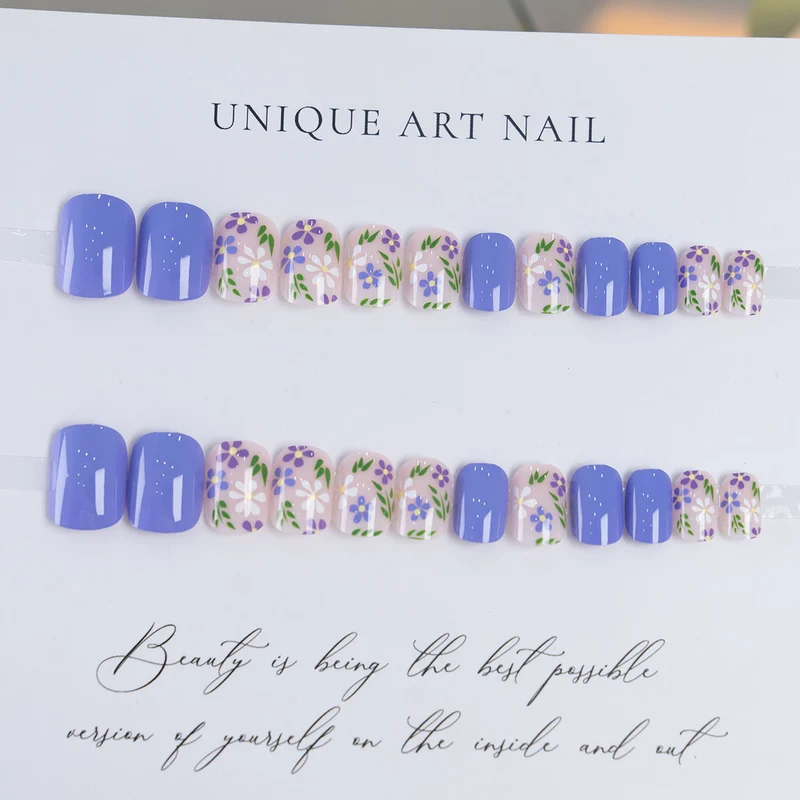 Florale Press-On Nagelkunst