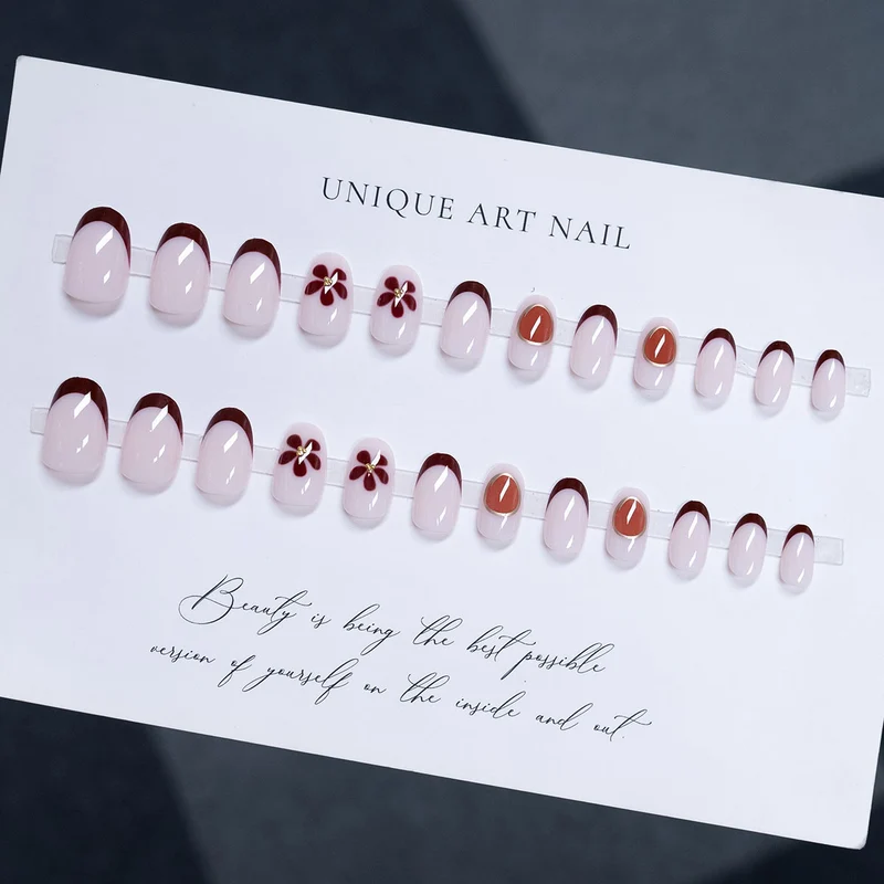 Blumen-inspiriertes Press-On Nagelkunst