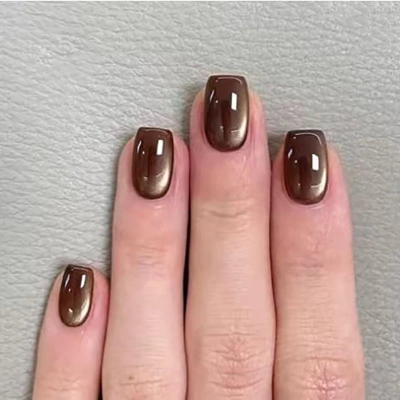 Glänzende Metallic-Nagelkunst