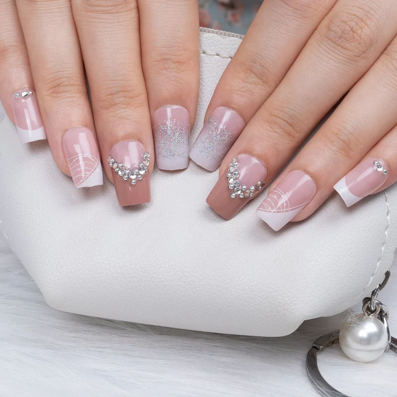 Glamouröse Strass-Nagelkunst
