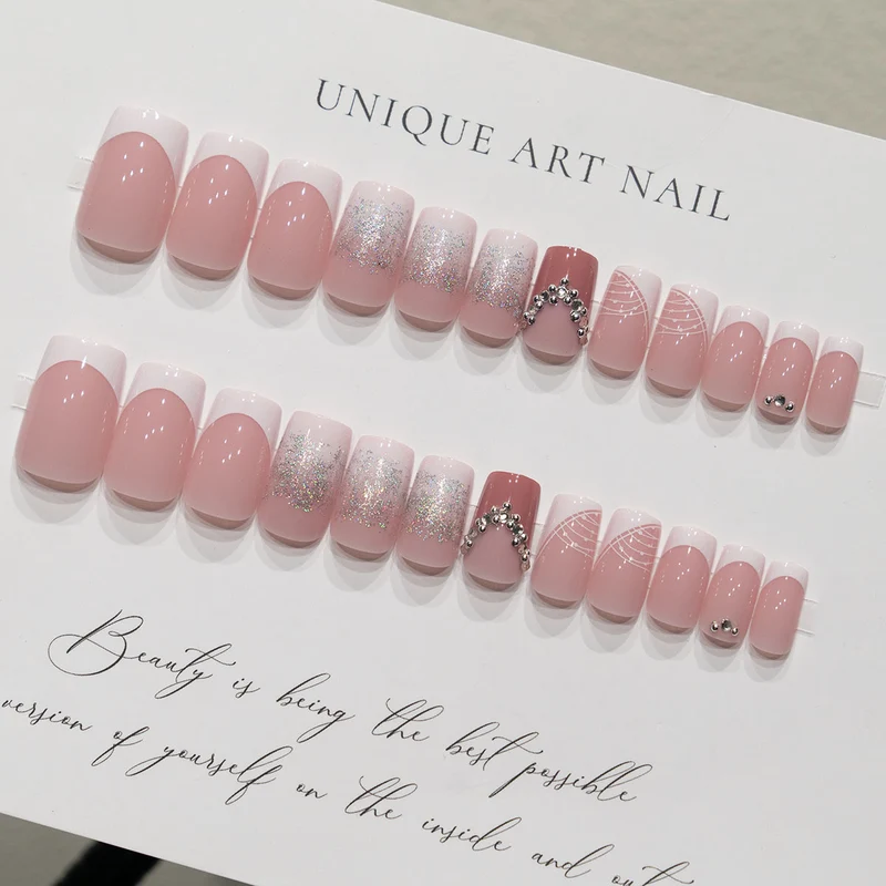 Glamouröse Strass-Nagelkunst