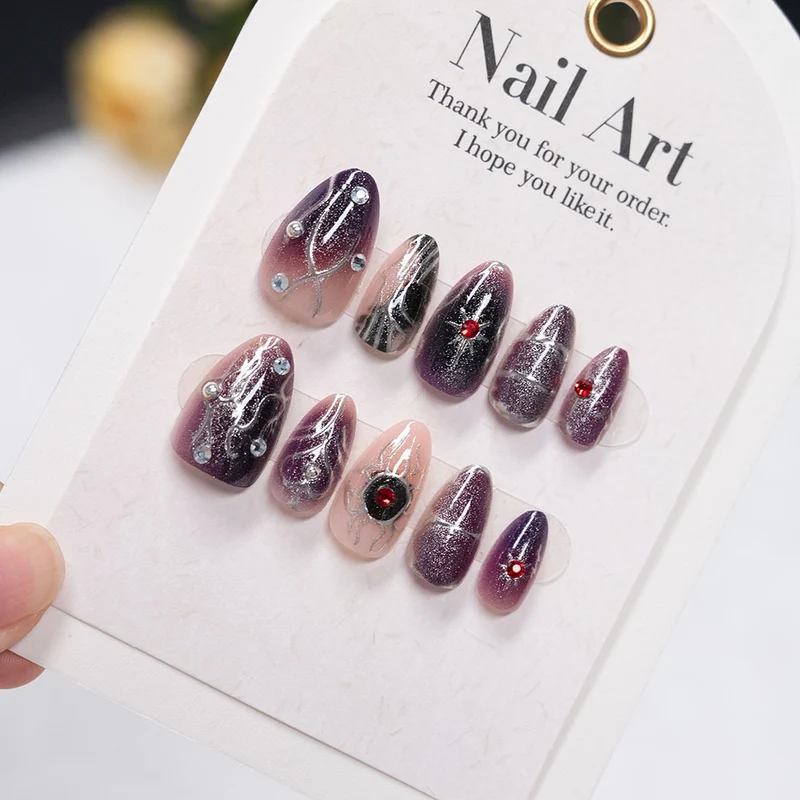Glamouröse mit Strass verzierte Press-On Nagelkunst