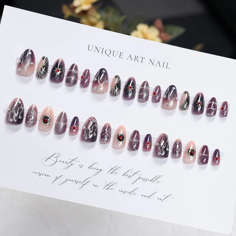 Glamouröse mit Strass verzierte Press-On Nagelkunst