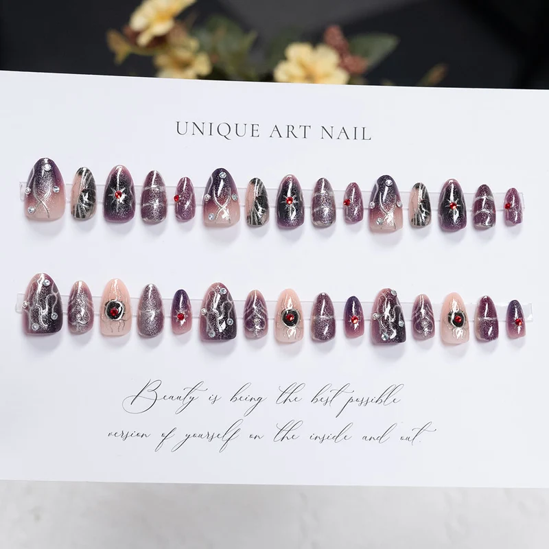 Glamouröse mit Strass verzierte Press-On Nagelkunst
