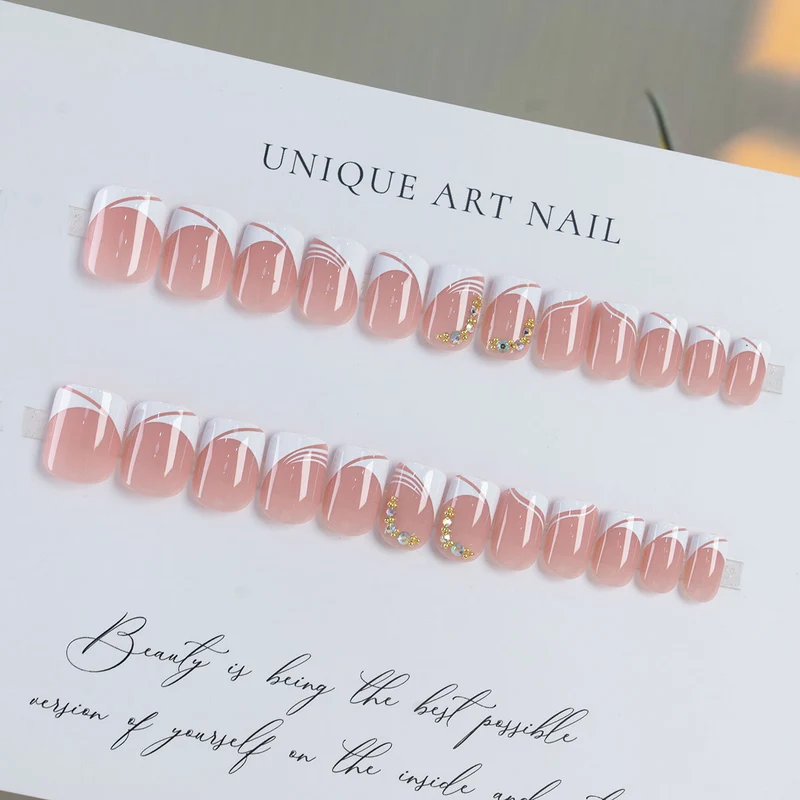 Elegantly gestaltete mit Strass akzentuierte Press-On Nägel