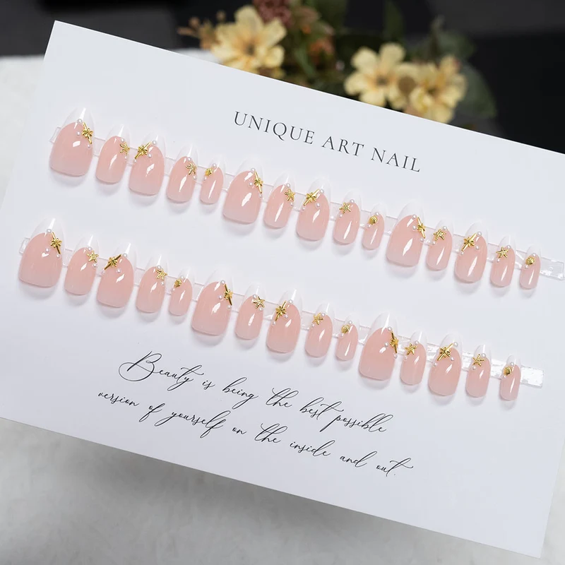 Elegante Tip Press-On Nägel mit goldenen Akzenten