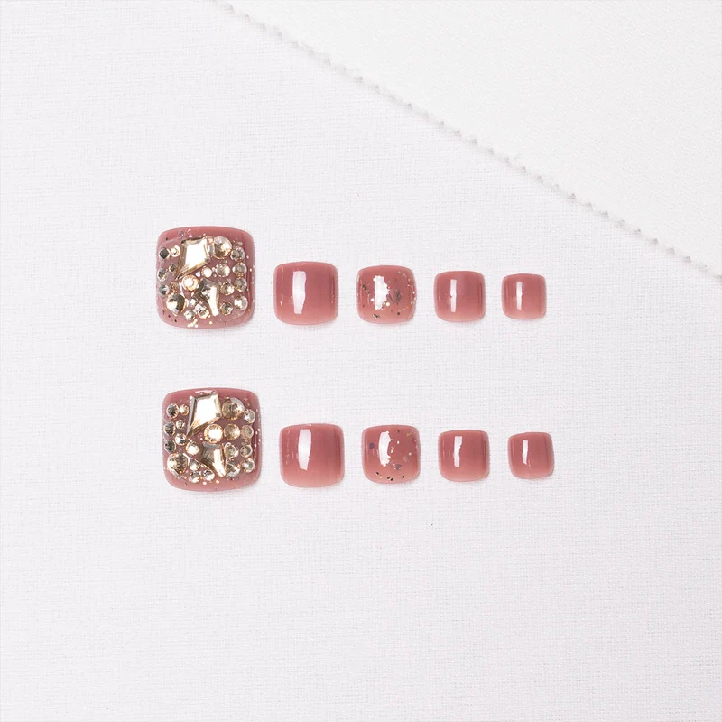 Glamouröse mit Strass verzierte Pediküre-Nagelkunst