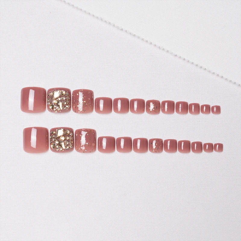 Glamouröse mit Strass verzierte Pediküre-Nagelkunst