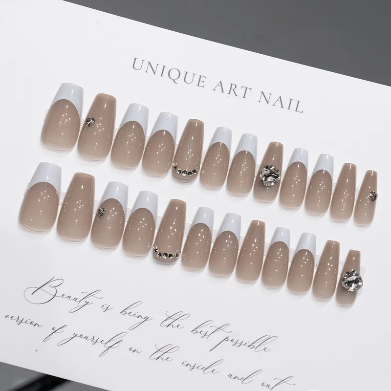 Glamouröse Press-On Nagelset mit Strass-Akzenten