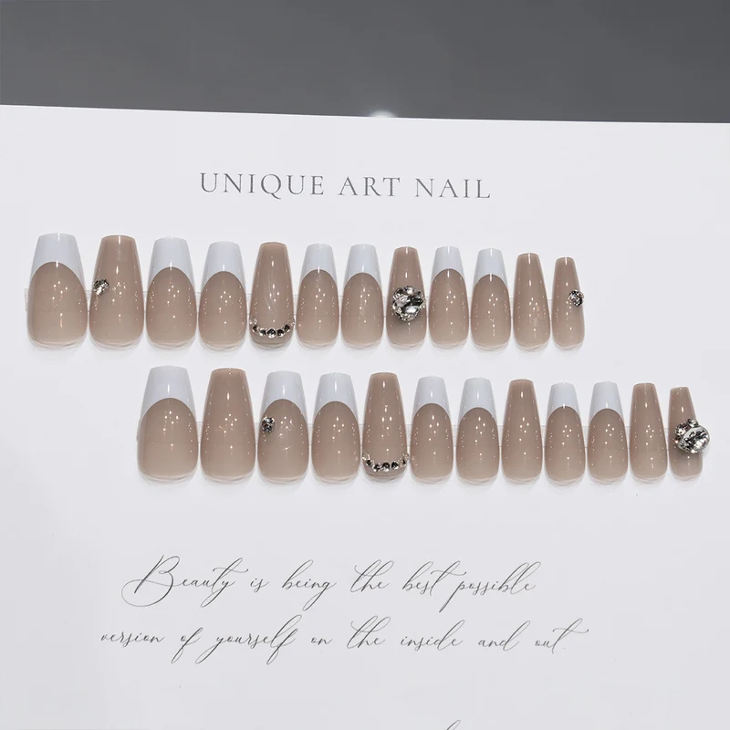 Glamouröse Press-On Nagelset mit Strass-Akzenten
