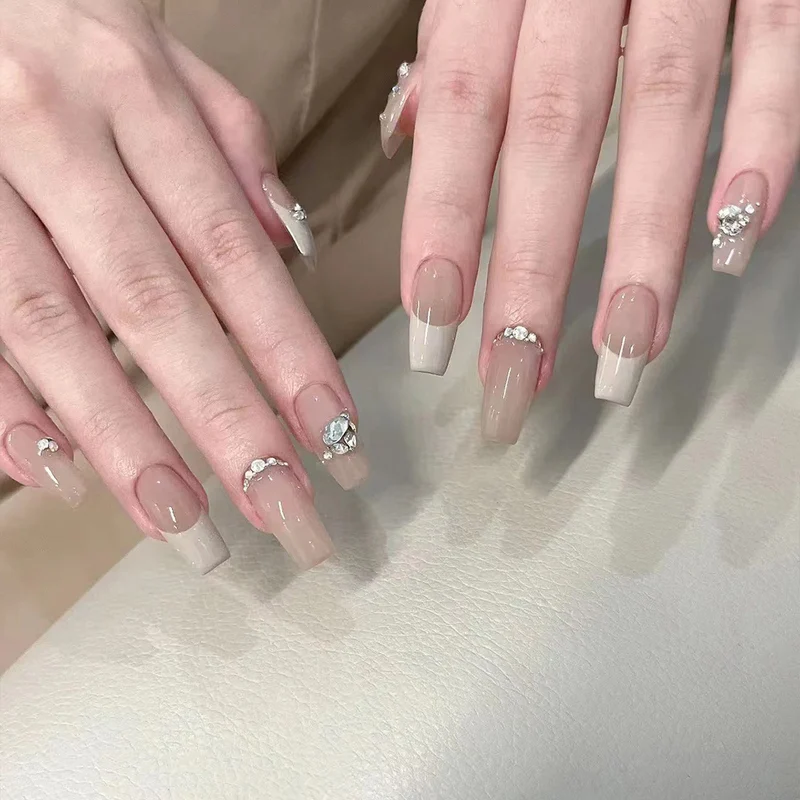 Glamouröse Press-On Nagelset mit Strass-Akzenten