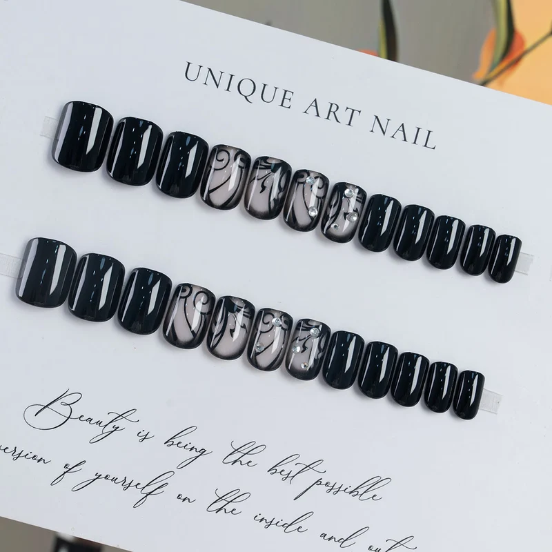 Glamourös Press-On Nagelkunst Set mit einzigartigem floralem Design